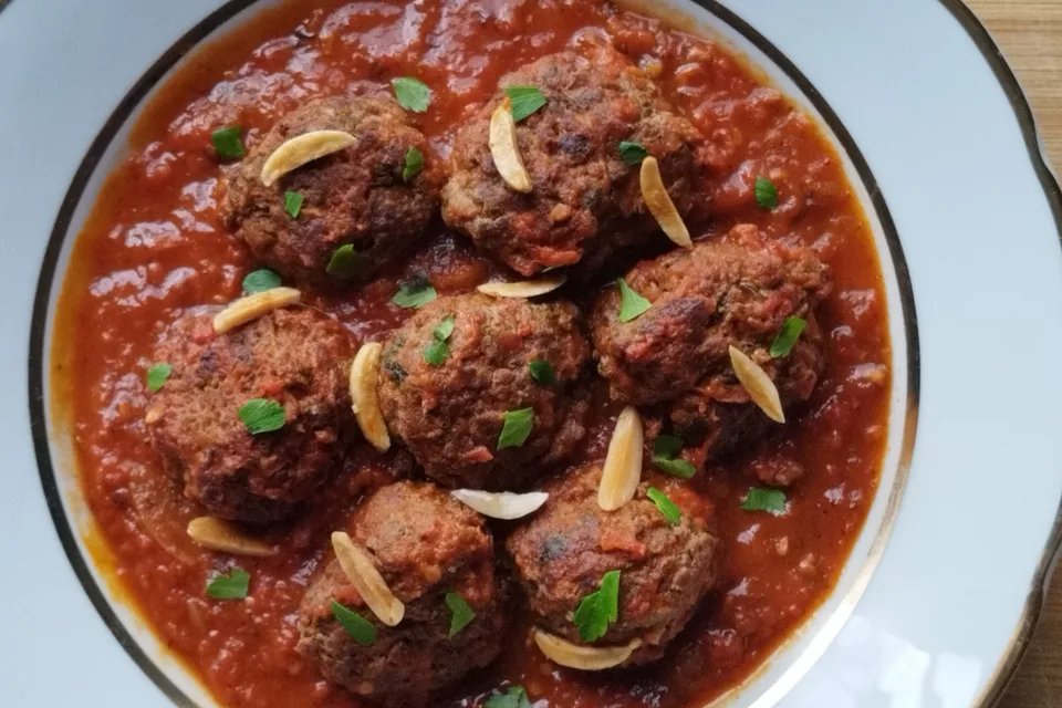 كفتة داود باشا بصلصة الطماطم