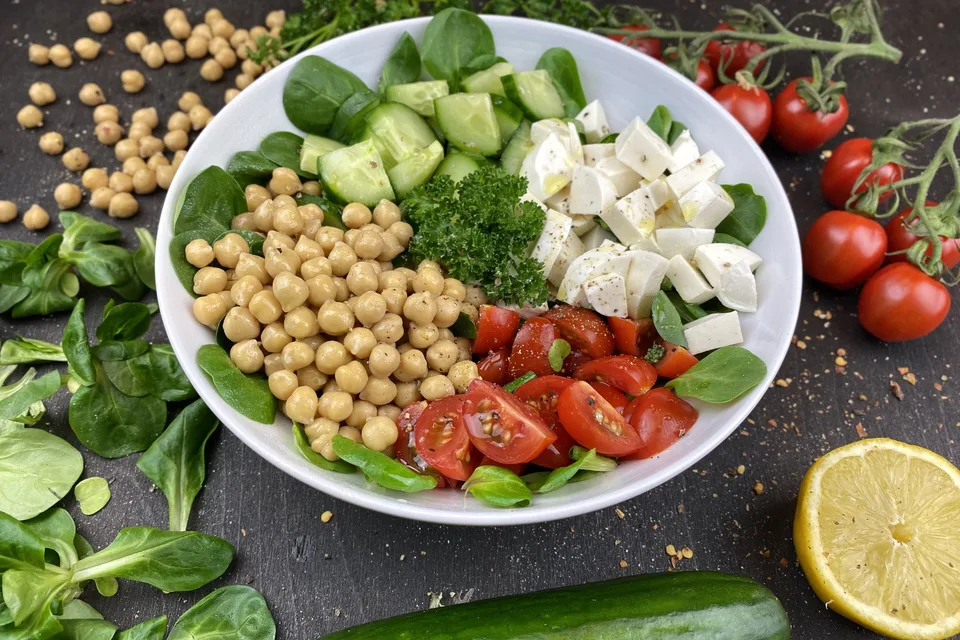 سلطة الحمص بالخيار والطماطم