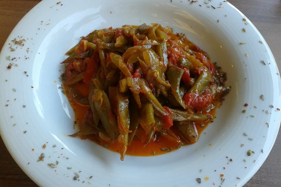 لوبيا خضراء بالزيت والطماطم